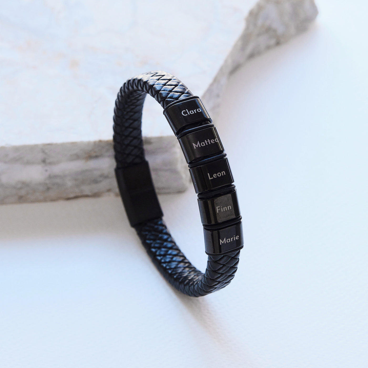 Lederarmband mit gravierten schwarzen Beads