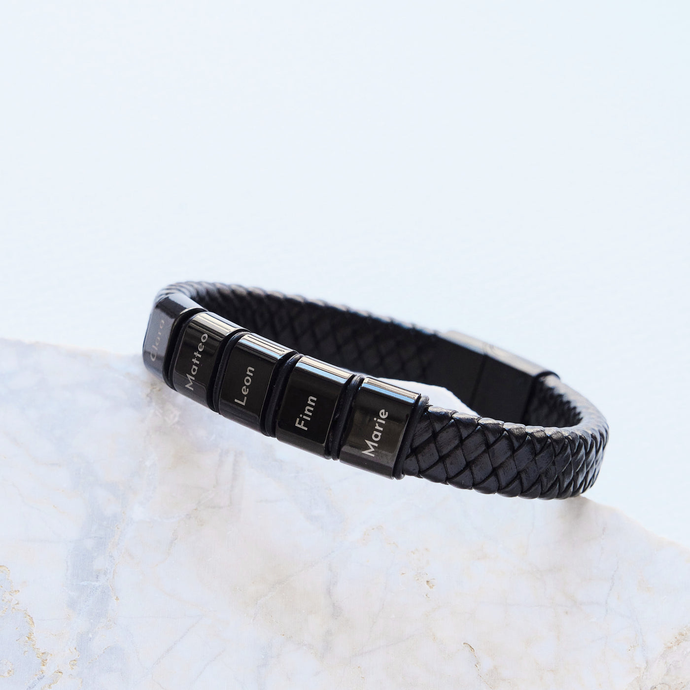 Lederarmband mit gravierten schwarzen Beads
