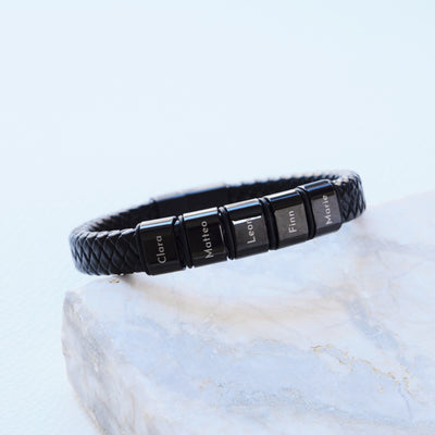 Lederarmband mit gravierten schwarzen Beads