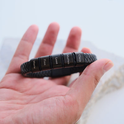 Lederarmband mit gravierten schwarzen Beads