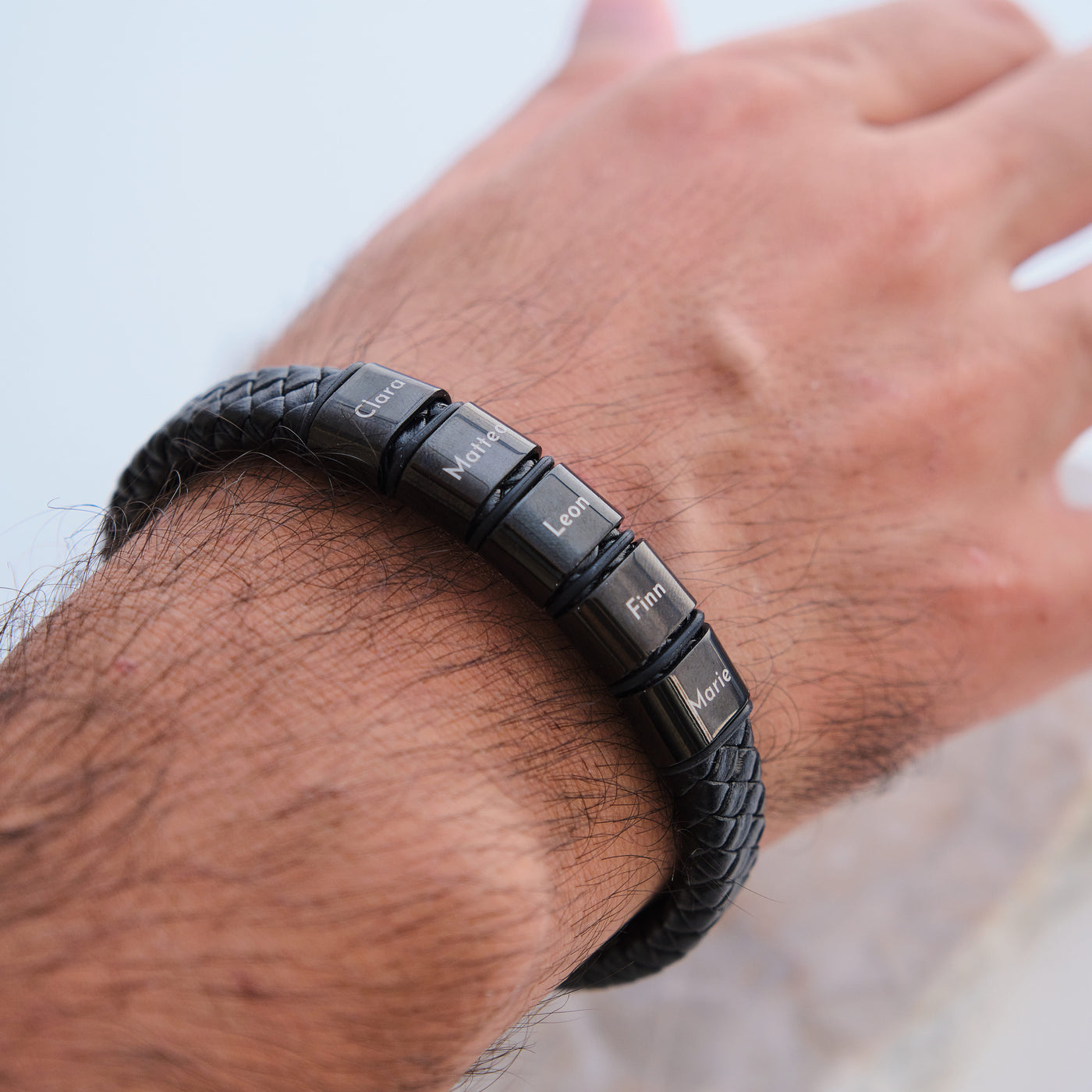 Lederarmband mit gravierten schwarzen Beads