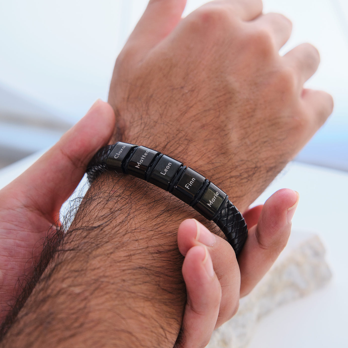 Lederarmband mit gravierten schwarzen Beads