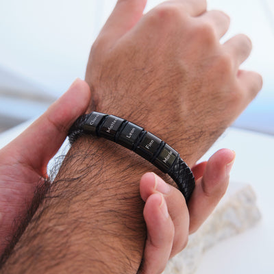 Lederarmband mit gravierten schwarzen Beads
