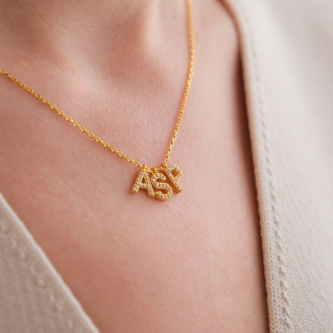 Zirkonia Initial Halskette bis zu drei Buchstaben - OTANTO