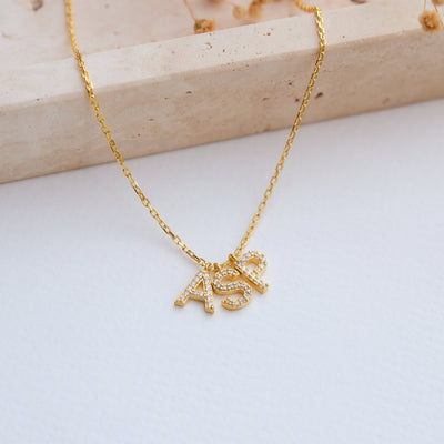 Zirkonia Initial Halskette bis zu drei Buchstaben - OTANTO